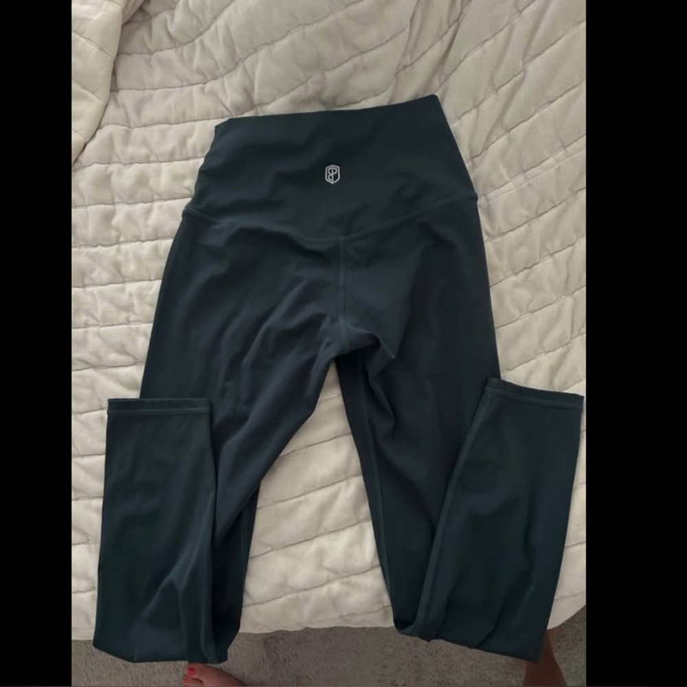 Born primitive women’s teal blue 7/8 leggings